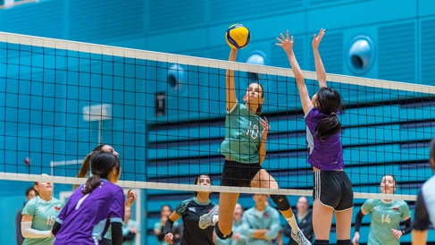 Cambridge Women's Blues Volleyball team (photo: Dik Ng)